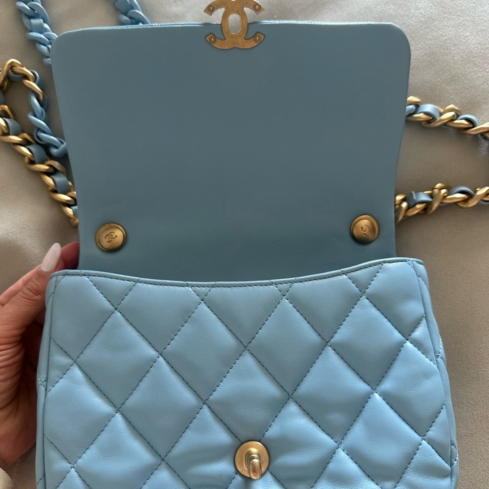 CHANEL Sky Blue Quilted Crossbody Bag with Gold Chain - Picture 5 of 9